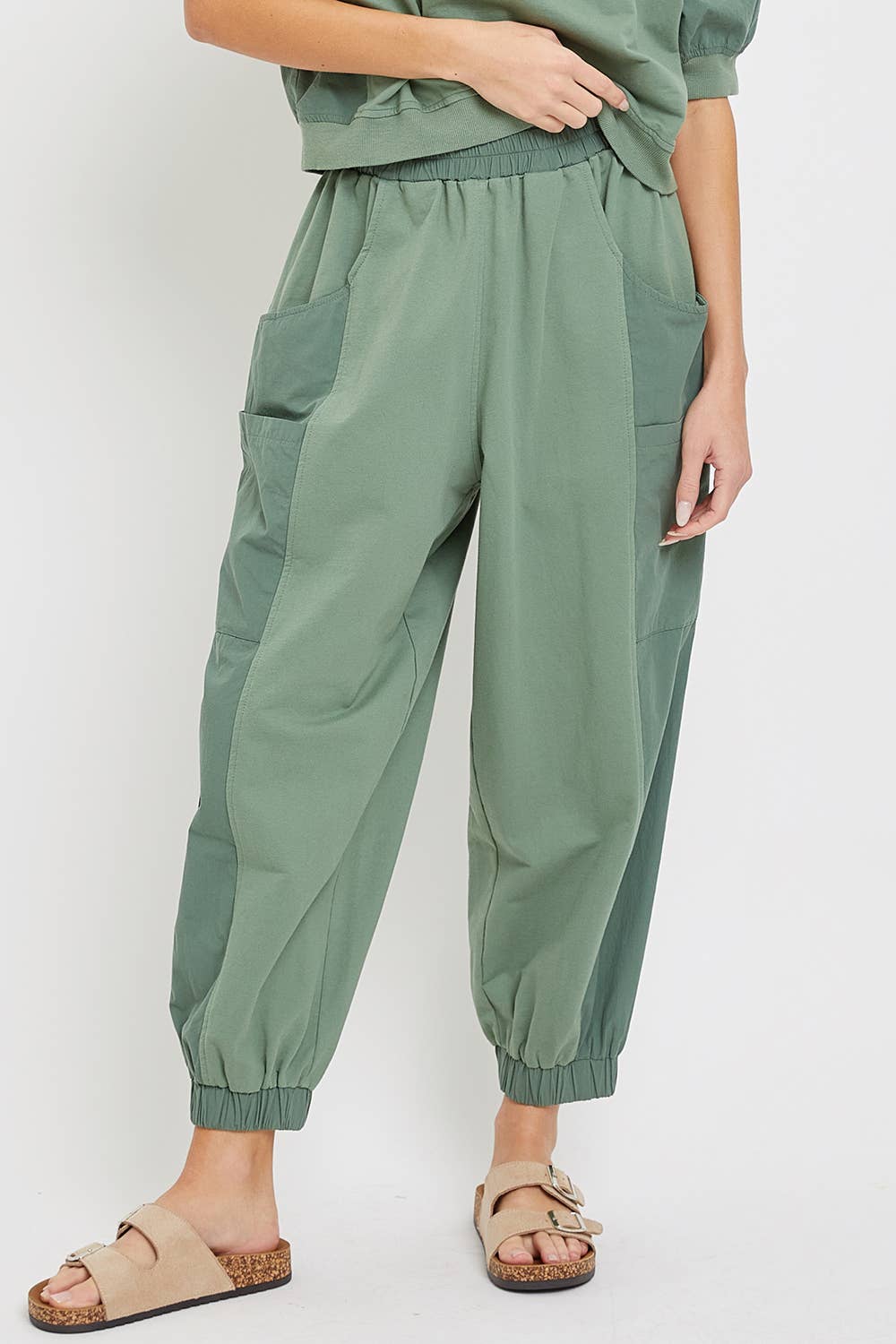 Relaxed and Comfortable Wide-Leg Hammered Joggers: Coffee