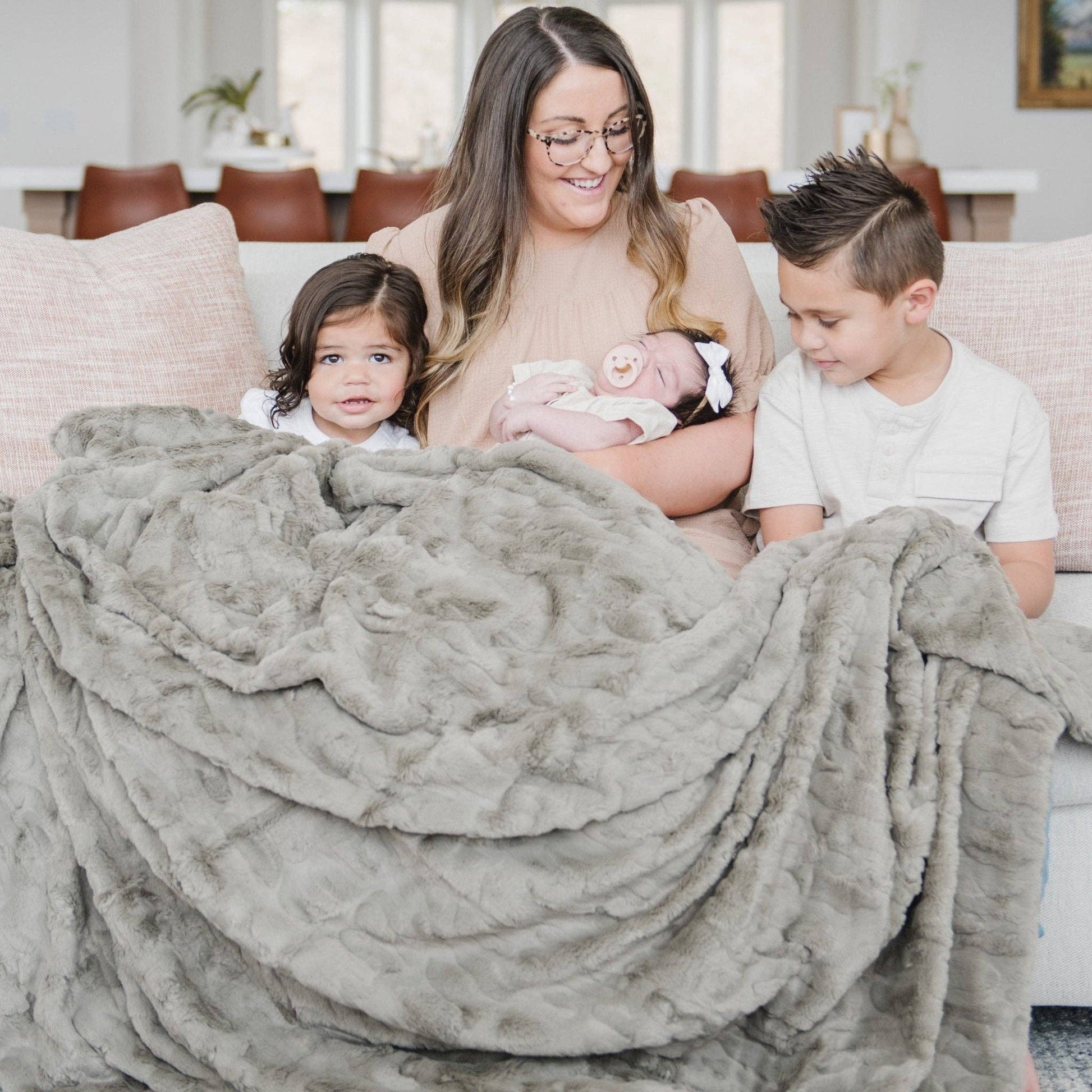 Feather PATTERNED FAUX FUR XL THROW BLANKETS: Feather - Market 12