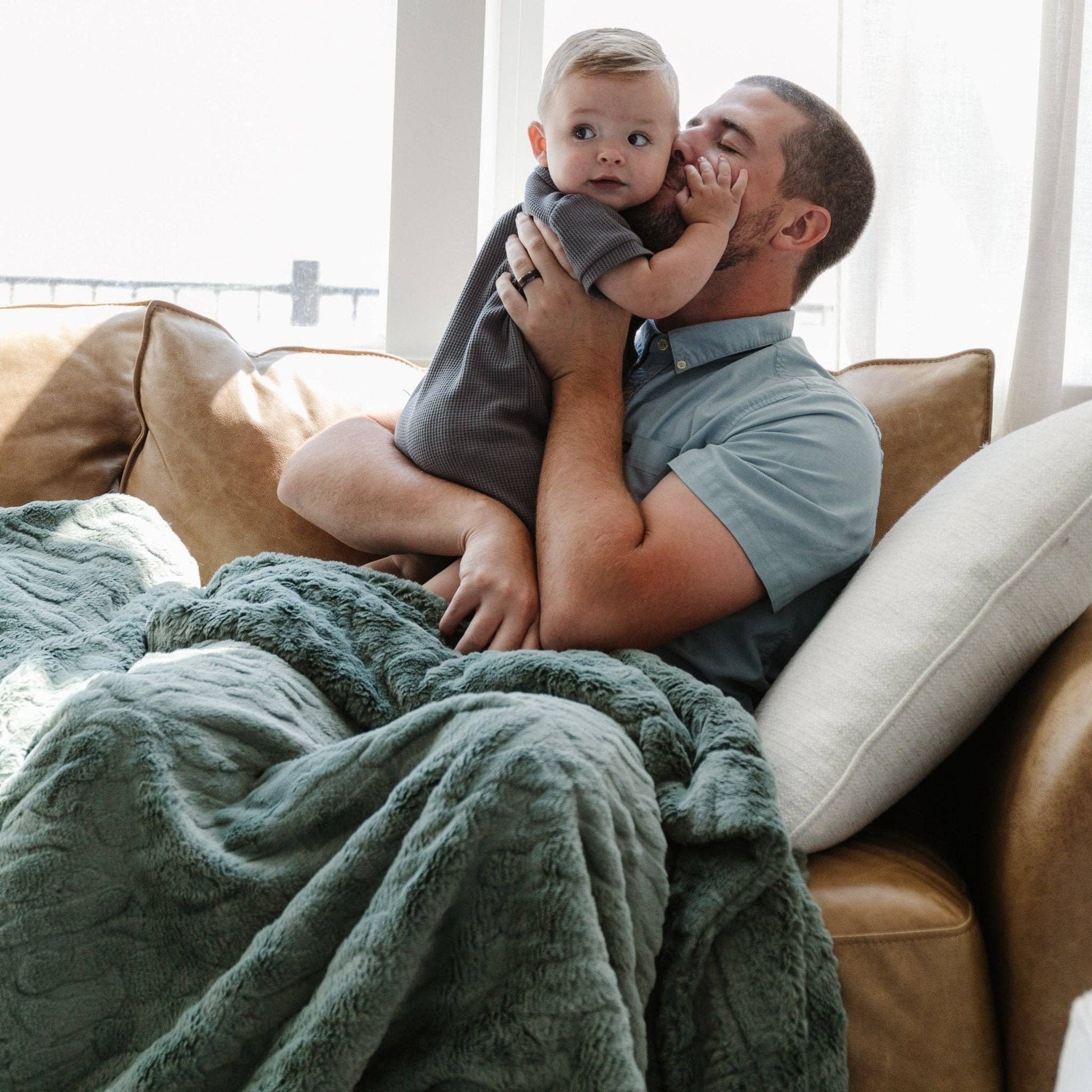 Feather PATTERNED FAUX FUR XL THROW BLANKETS: Feather - Market 12