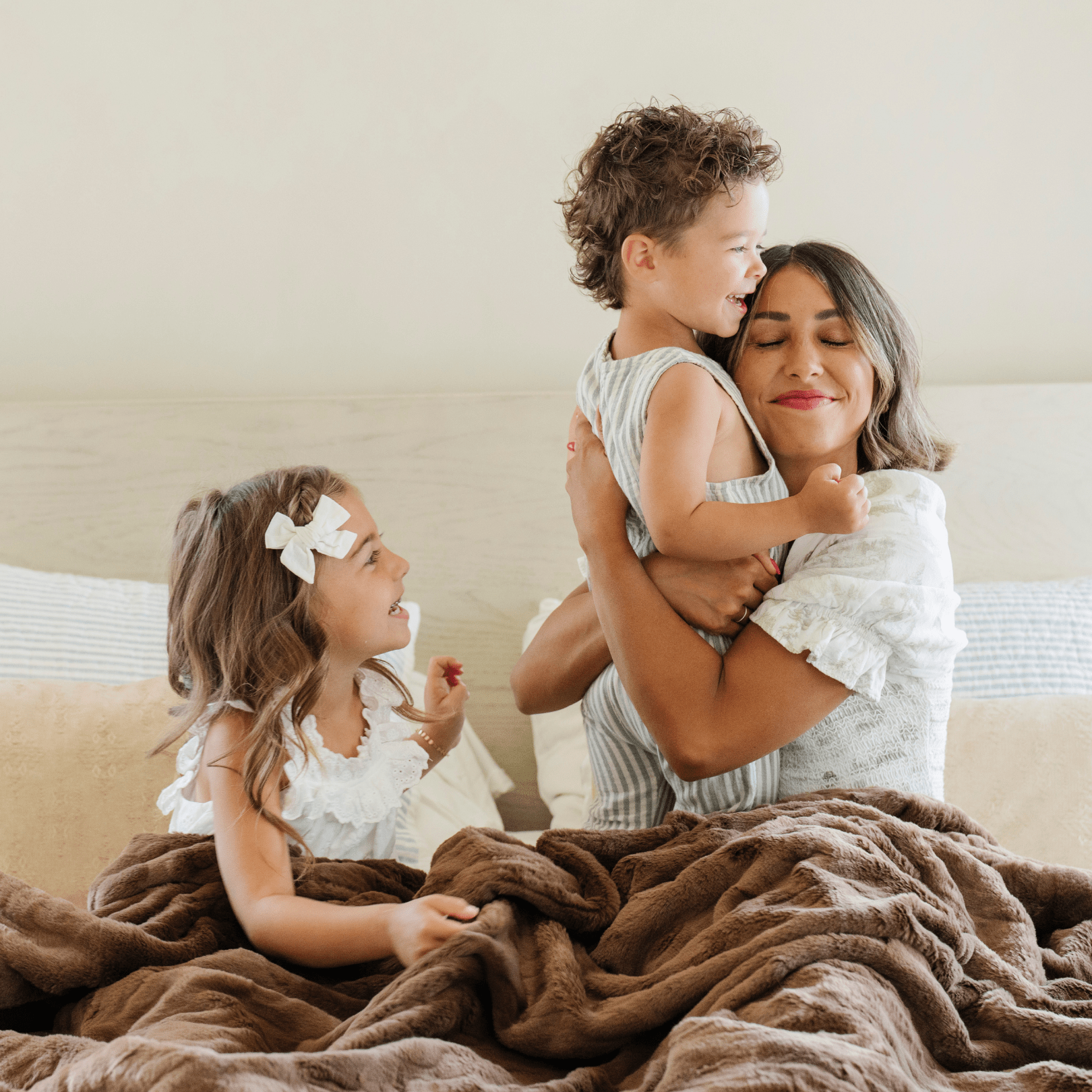 Feather PATTERNED FAUX FUR XL THROW BLANKETS: Feather - Market 12