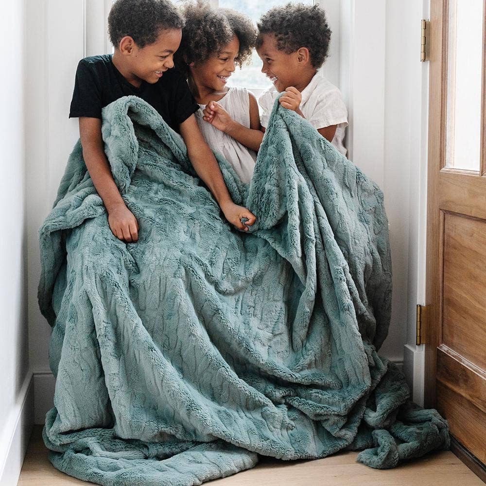 Feather PATTERNED FAUX FUR XL THROW BLANKETS: Feather - Market 12