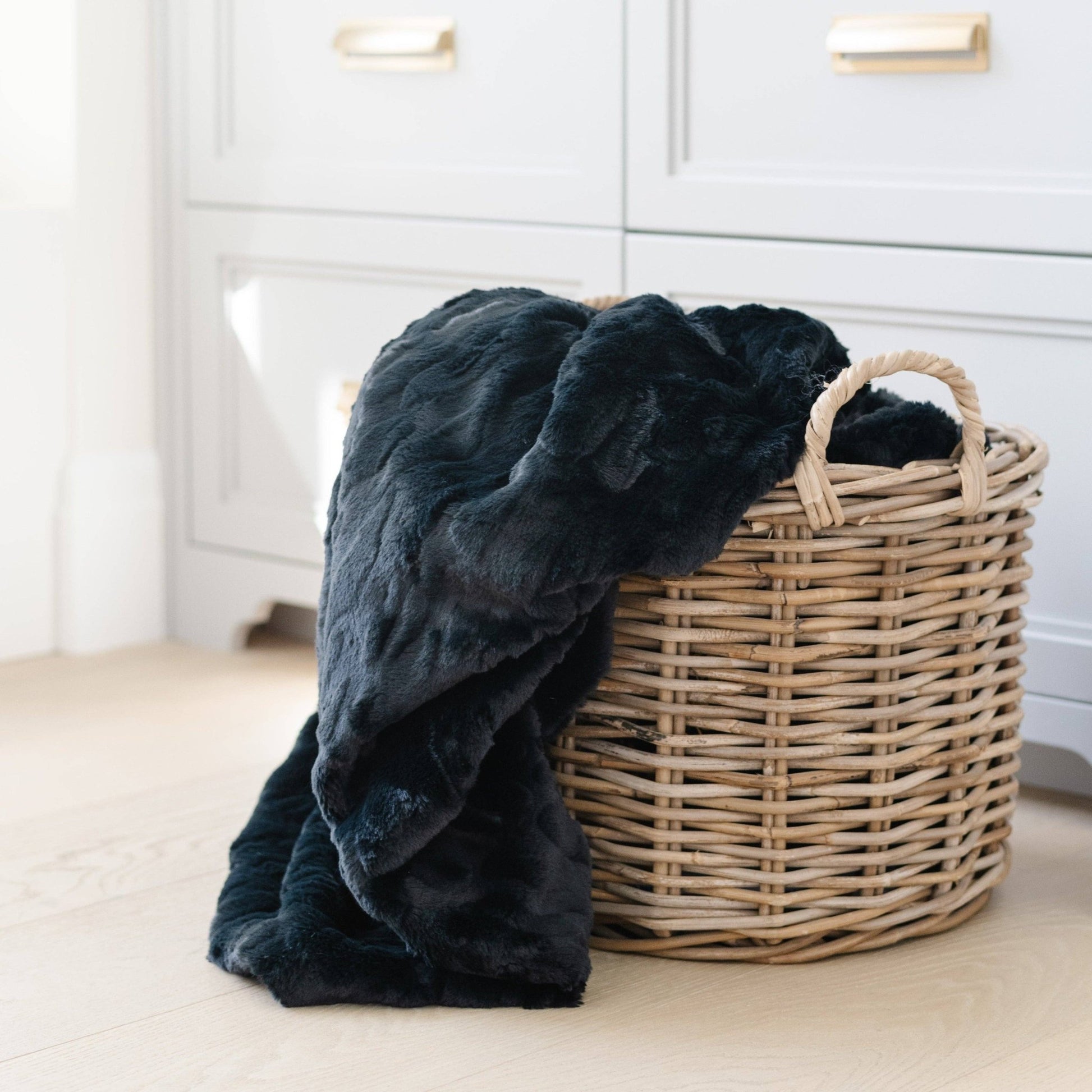 Feather PATTERNED FAUX FUR XL THROW BLANKETS: Feather - Market 12