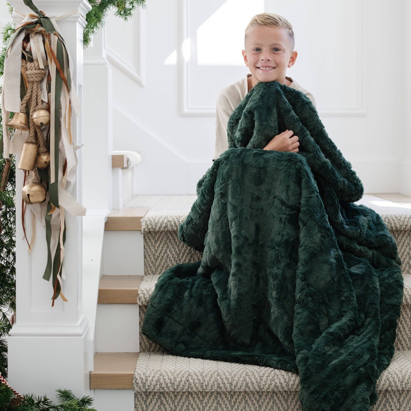 Feather PATTERNED FAUX FUR XL THROW BLANKETS: Feather - Market 12