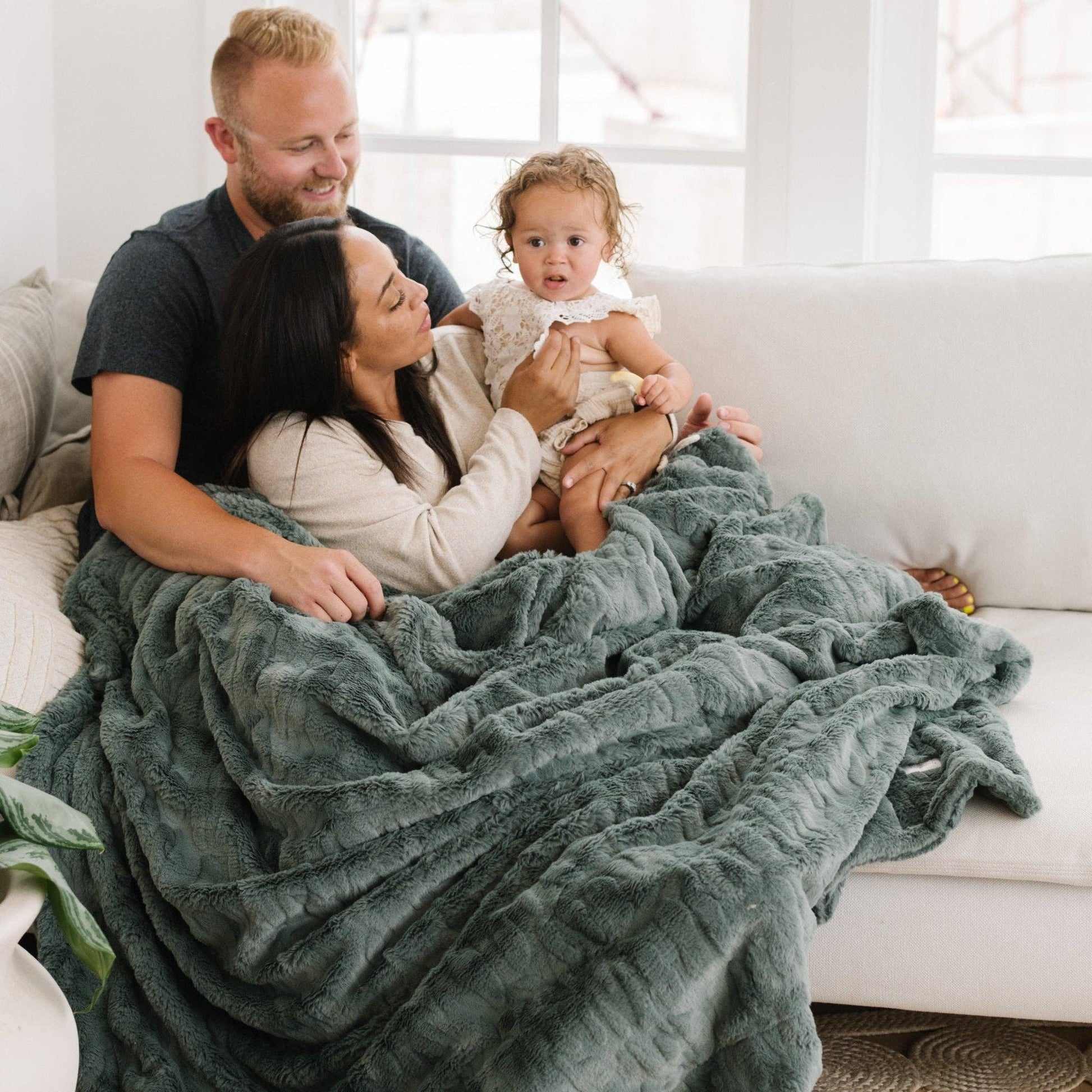 Feather PATTERNED FAUX FUR XL THROW BLANKETS: Feather - Market 12