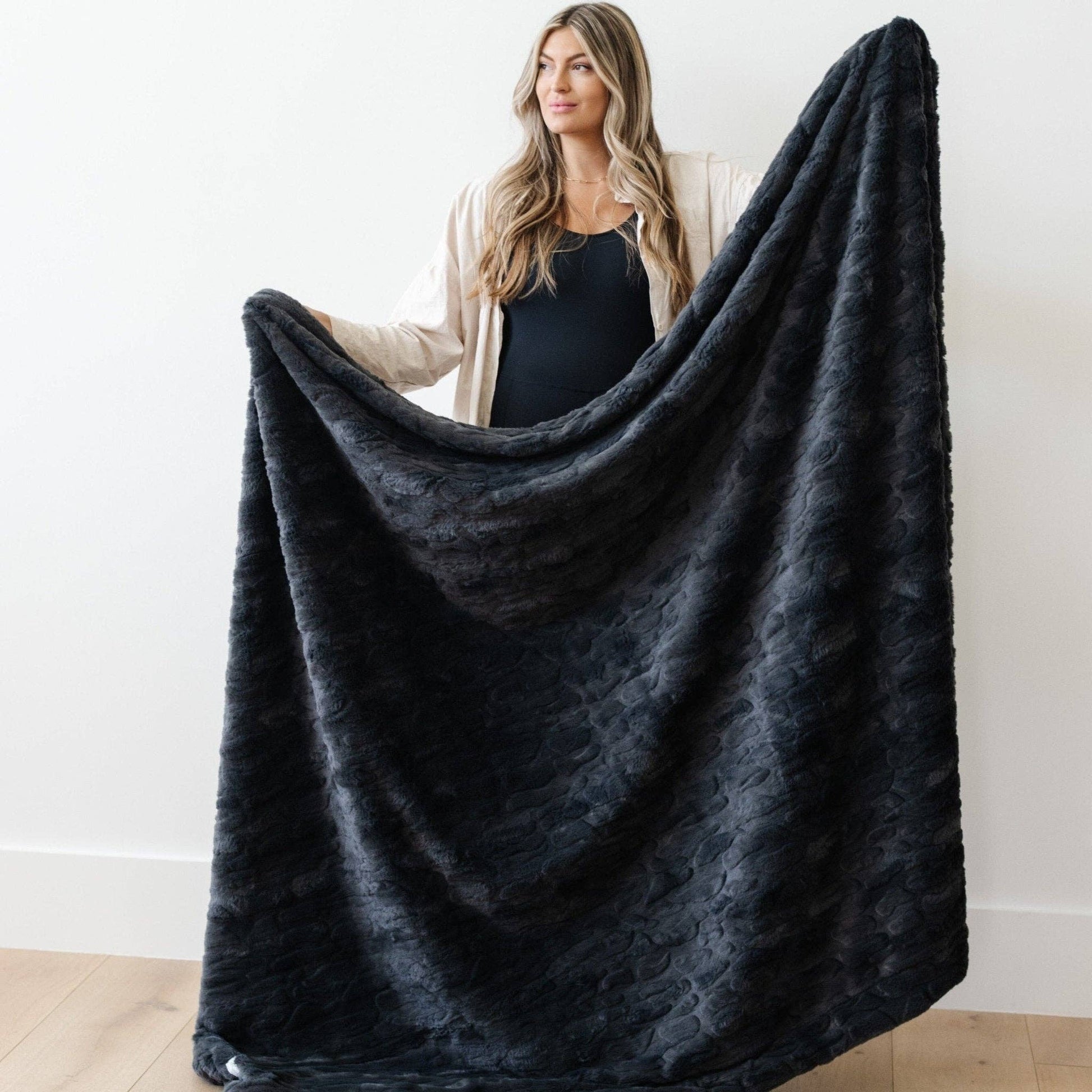 Feather PATTERNED FAUX FUR XL THROW BLANKETS: Feather - Market 12