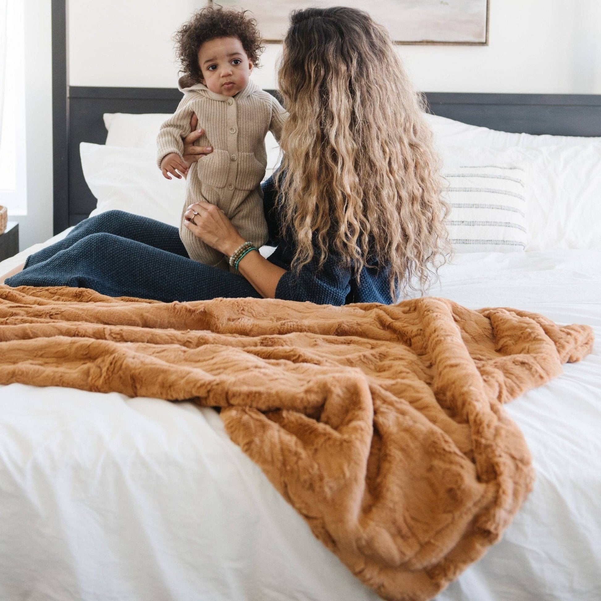 Feather PATTERNED FAUX FUR XL THROW BLANKETS: Feather - Market 12