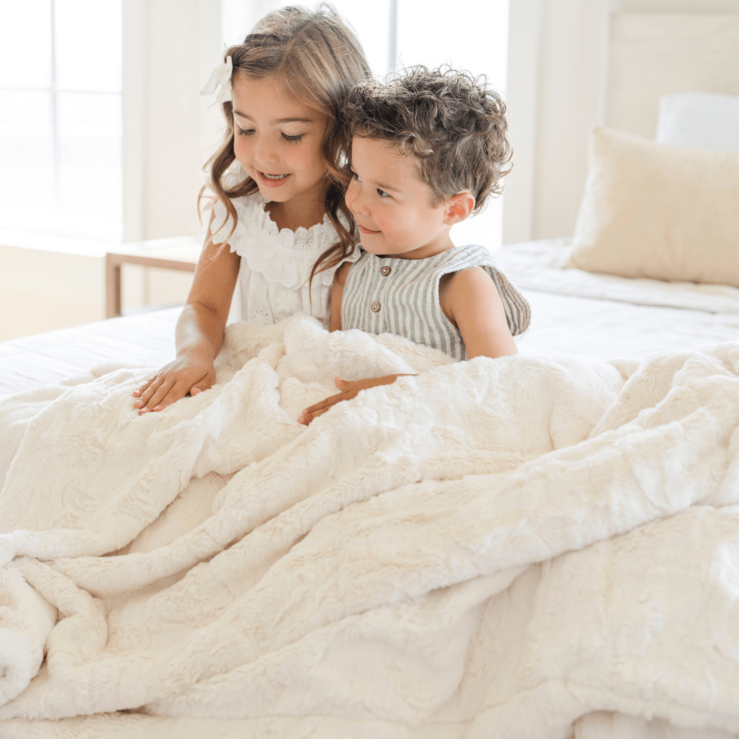 Feather PATTERNED FAUX FUR XL THROW BLANKETS: Feather - Market 12