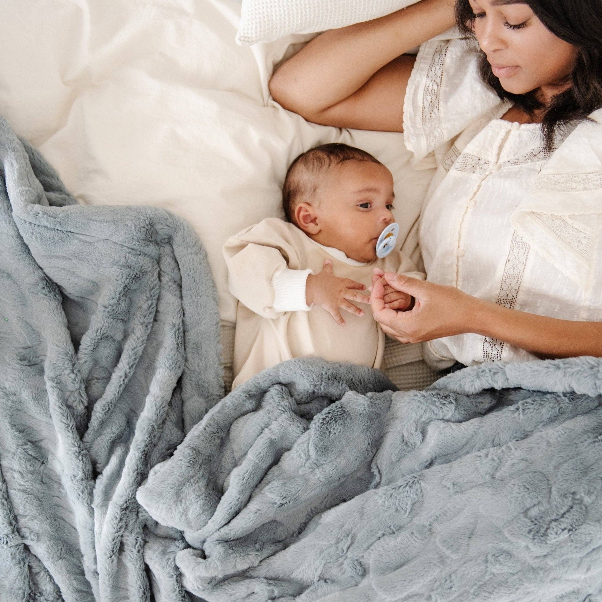 Feather PATTERNED FAUX FUR XL THROW BLANKETS: Feather - Market 12