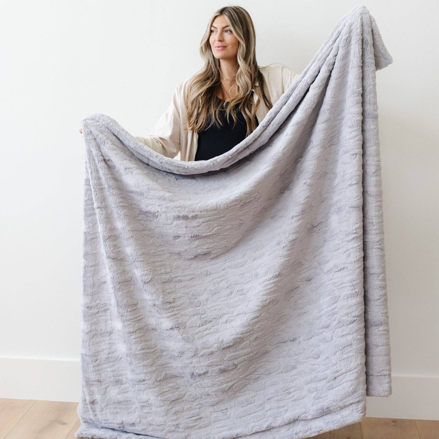 Feather PATTERNED FAUX FUR XL THROW BLANKETS: Feather - Market 12