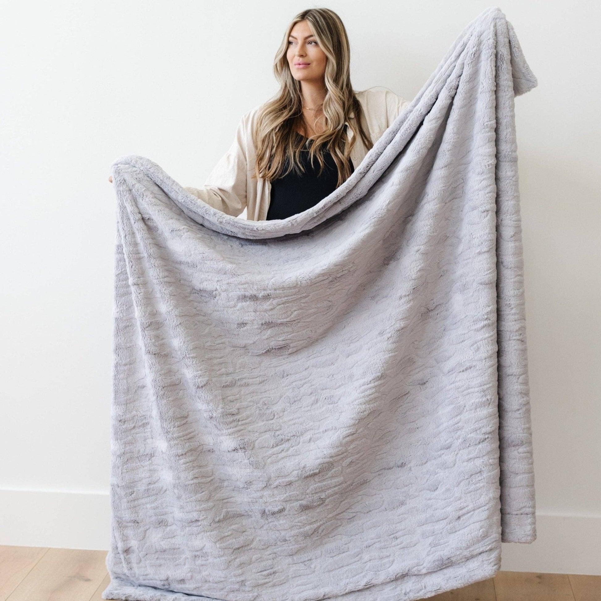 Feather PATTERNED FAUX FUR XL THROW BLANKETS: Feather - Market 12