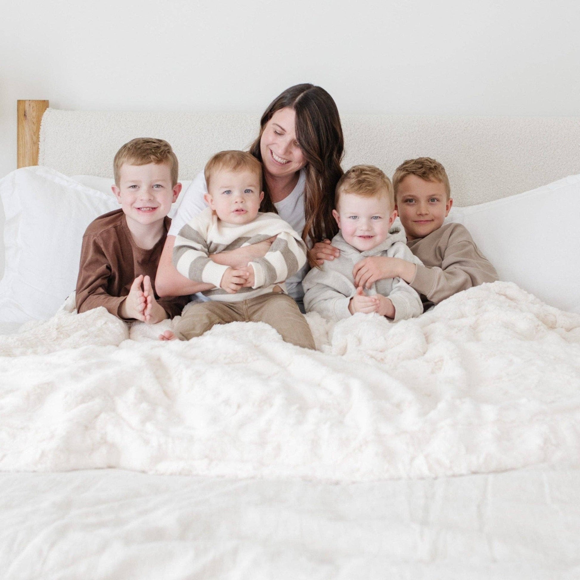 Feather PATTERNED FAUX FUR XL THROW BLANKETS: Feather - Market 12