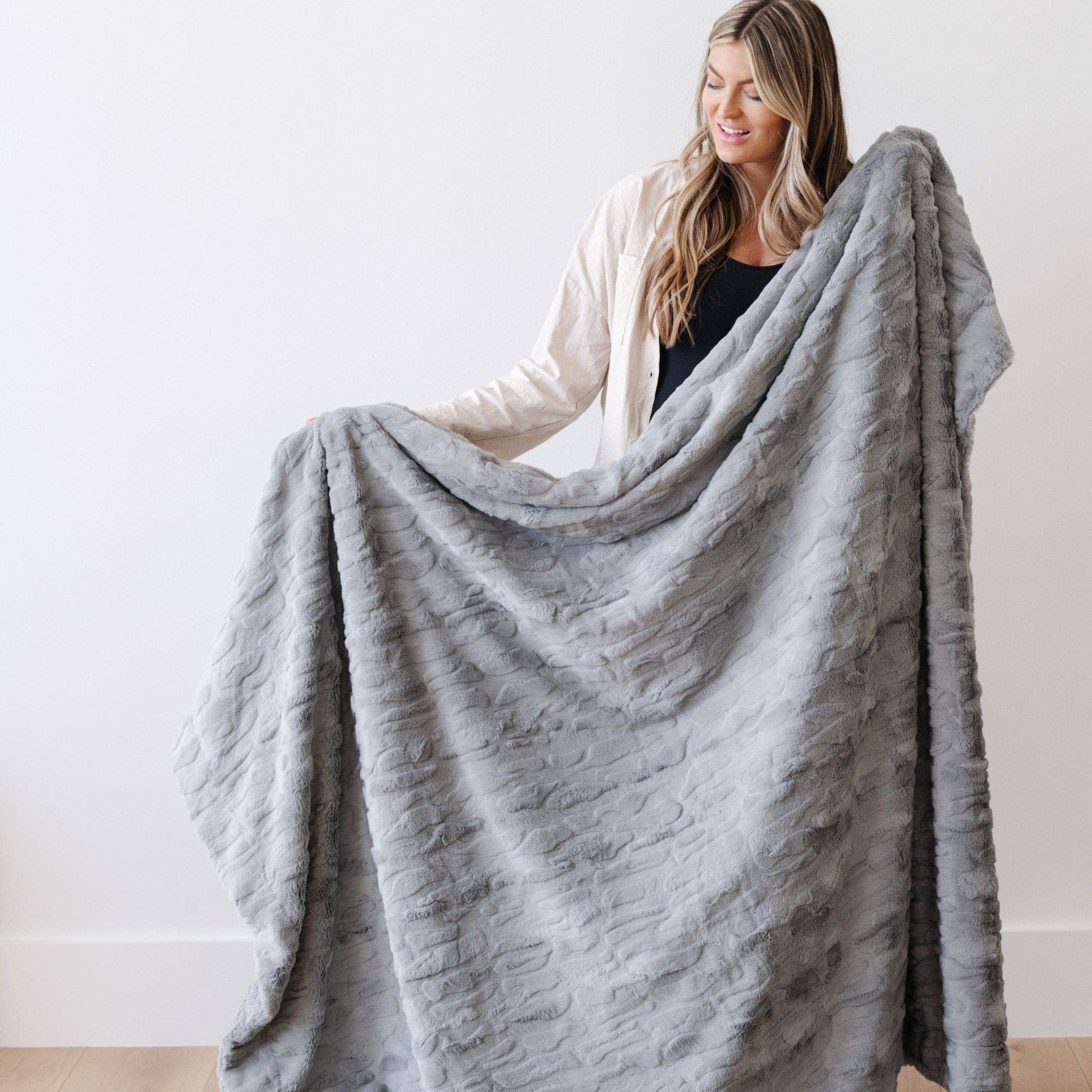 Feather PATTERNED FAUX FUR XL THROW BLANKETS: Feather - Market 12