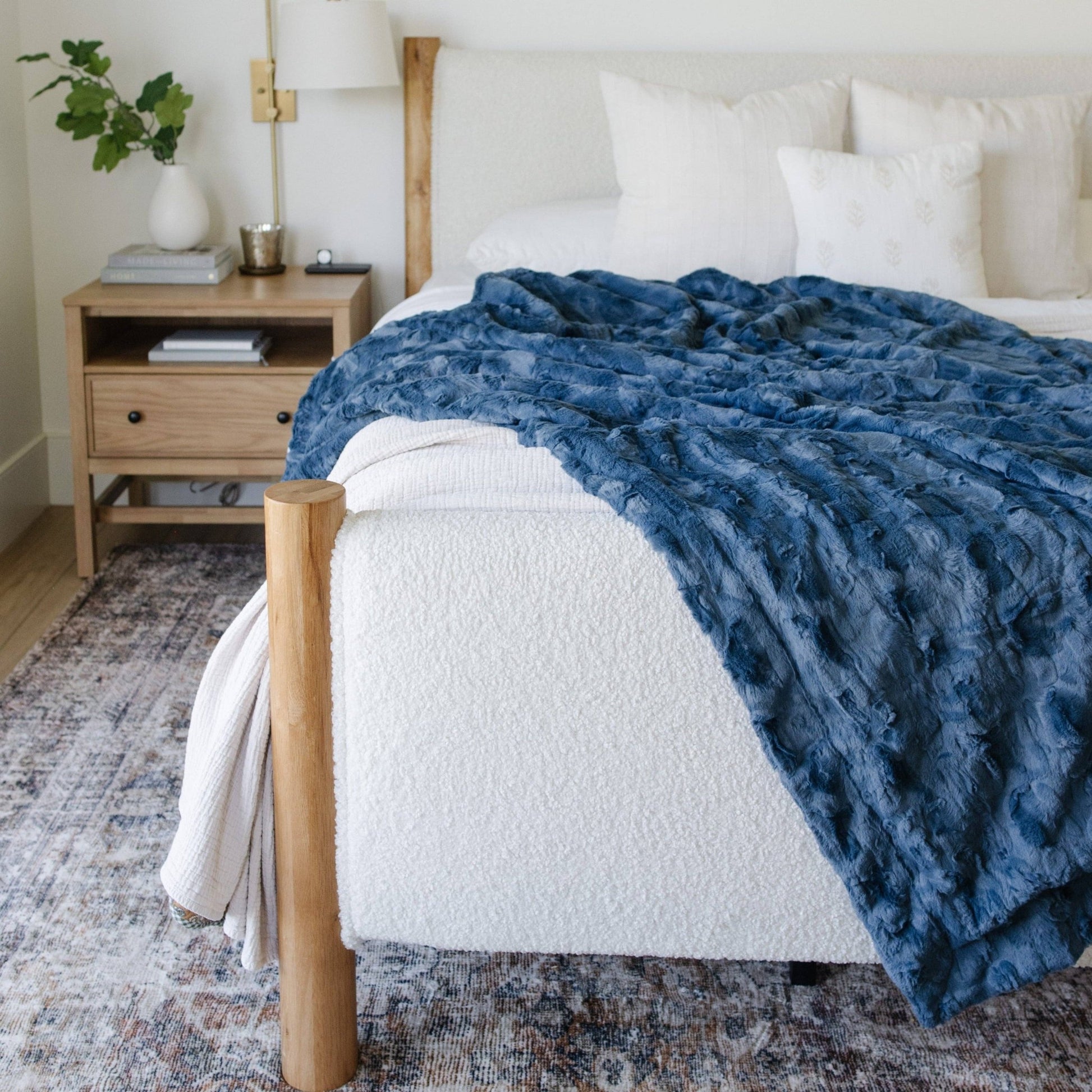 Feather PATTERNED FAUX FUR XL THROW BLANKETS: Feather - Market 12