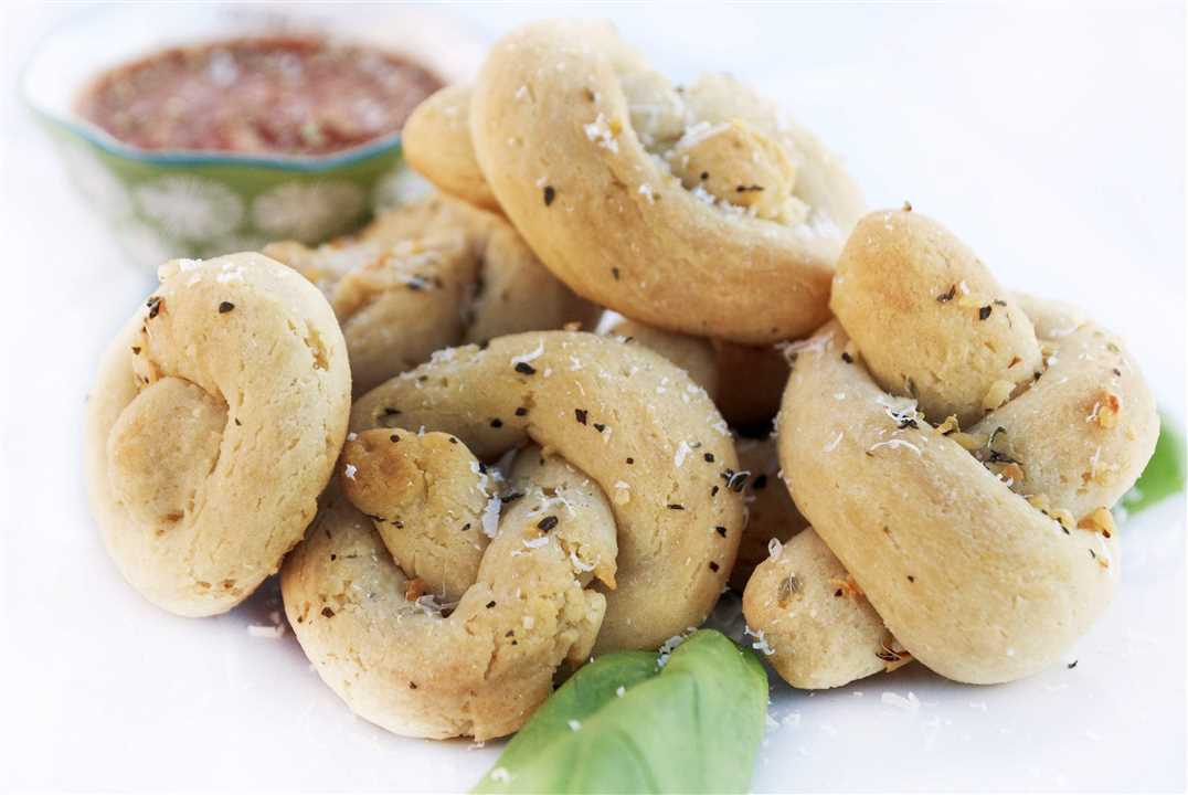 Garlic Knots Mix with Garlic Butter Sauce GF - Market 12