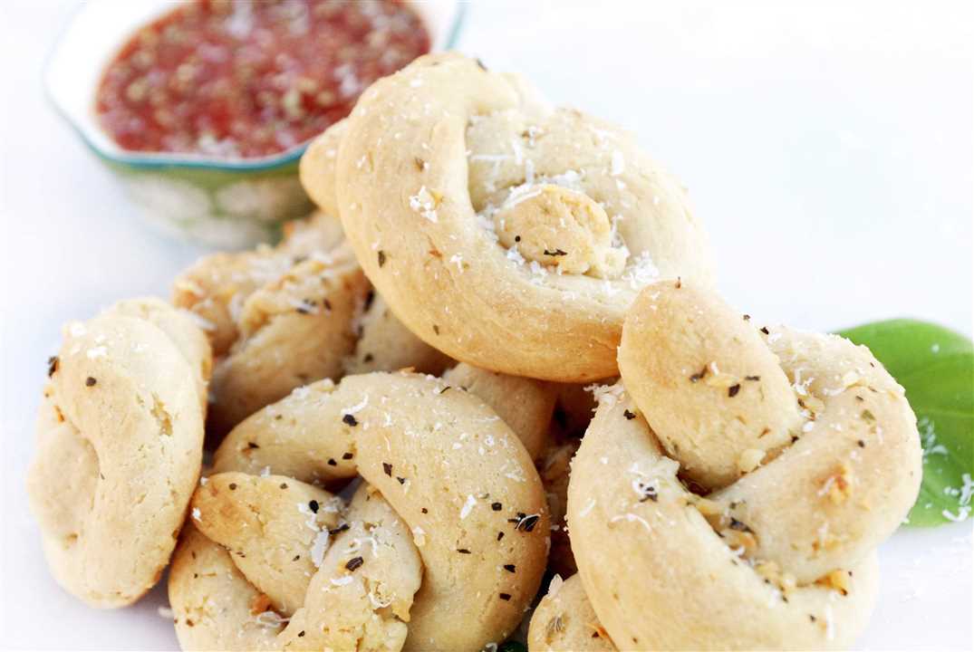Garlic Knots Mix with Garlic Butter Sauce GF - Market 12