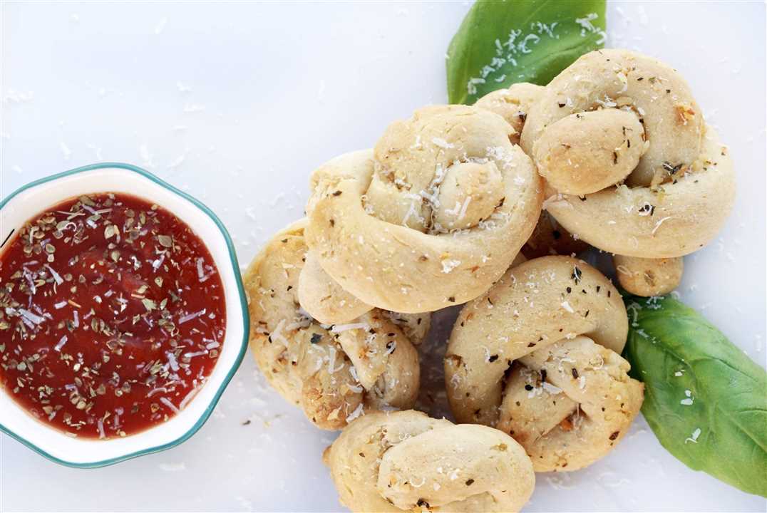 Garlic Knots Mix with Garlic Butter Sauce GF - Market 12