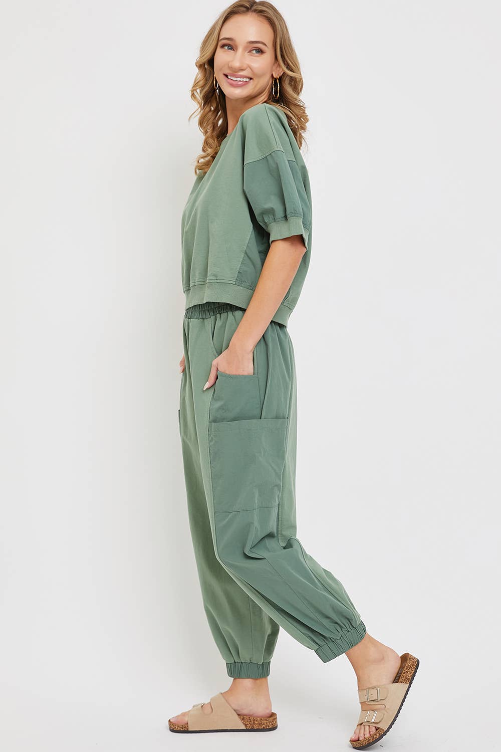 Relaxed and Comfortable Wide-Leg Hammered Joggers: Coffee