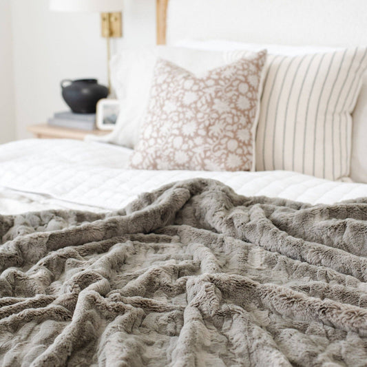 PATTERNED FAUX FUR THROW BLANKETS: Cashmere