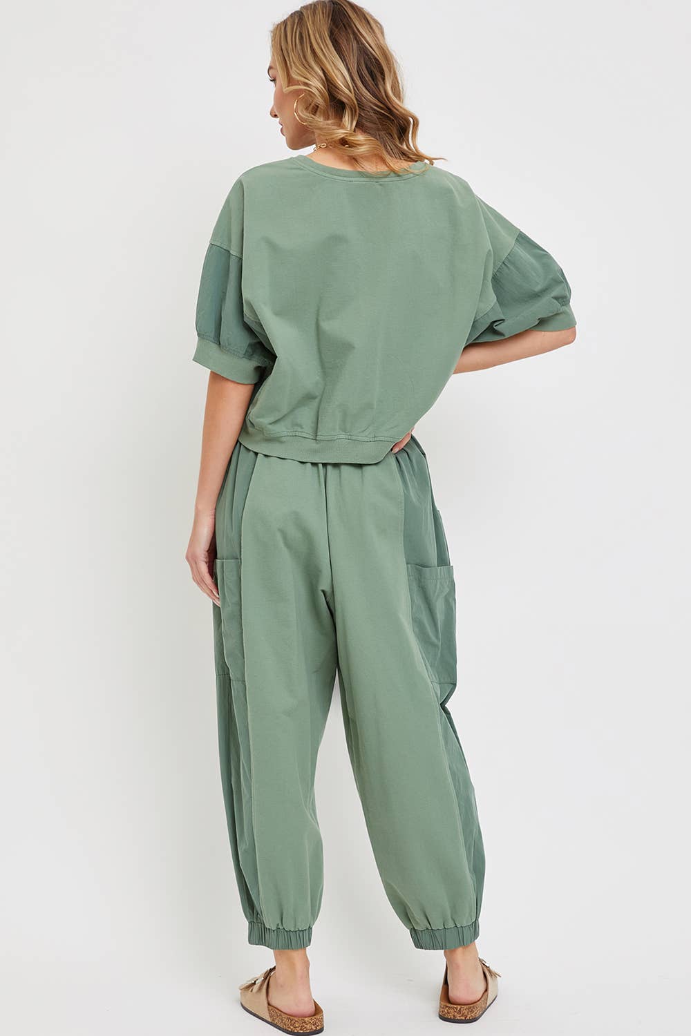 Relaxed and Comfortable Wide-Leg Hammered Joggers: Coffee