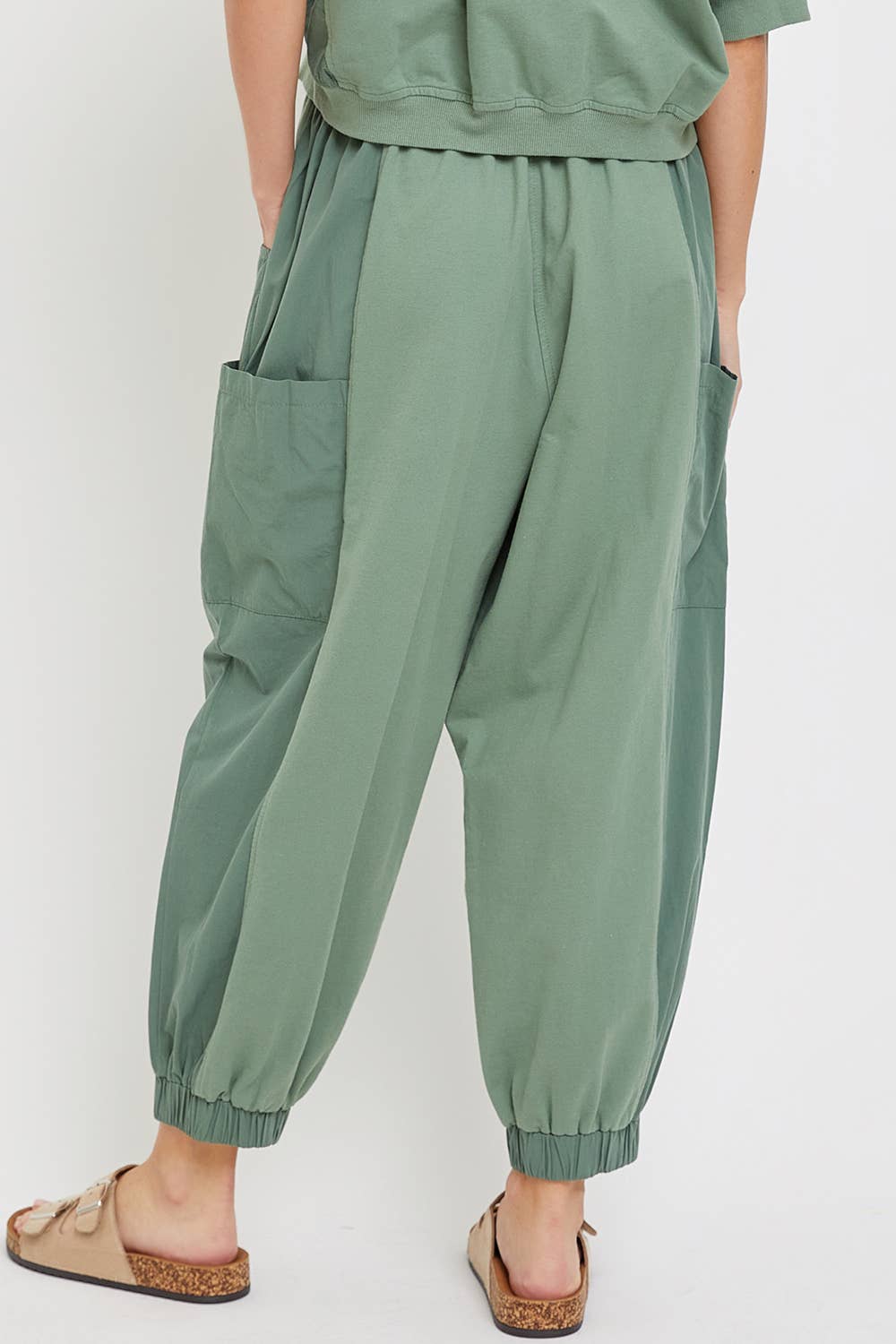 Relaxed and Comfortable Wide-Leg Hammered Joggers: Coffee