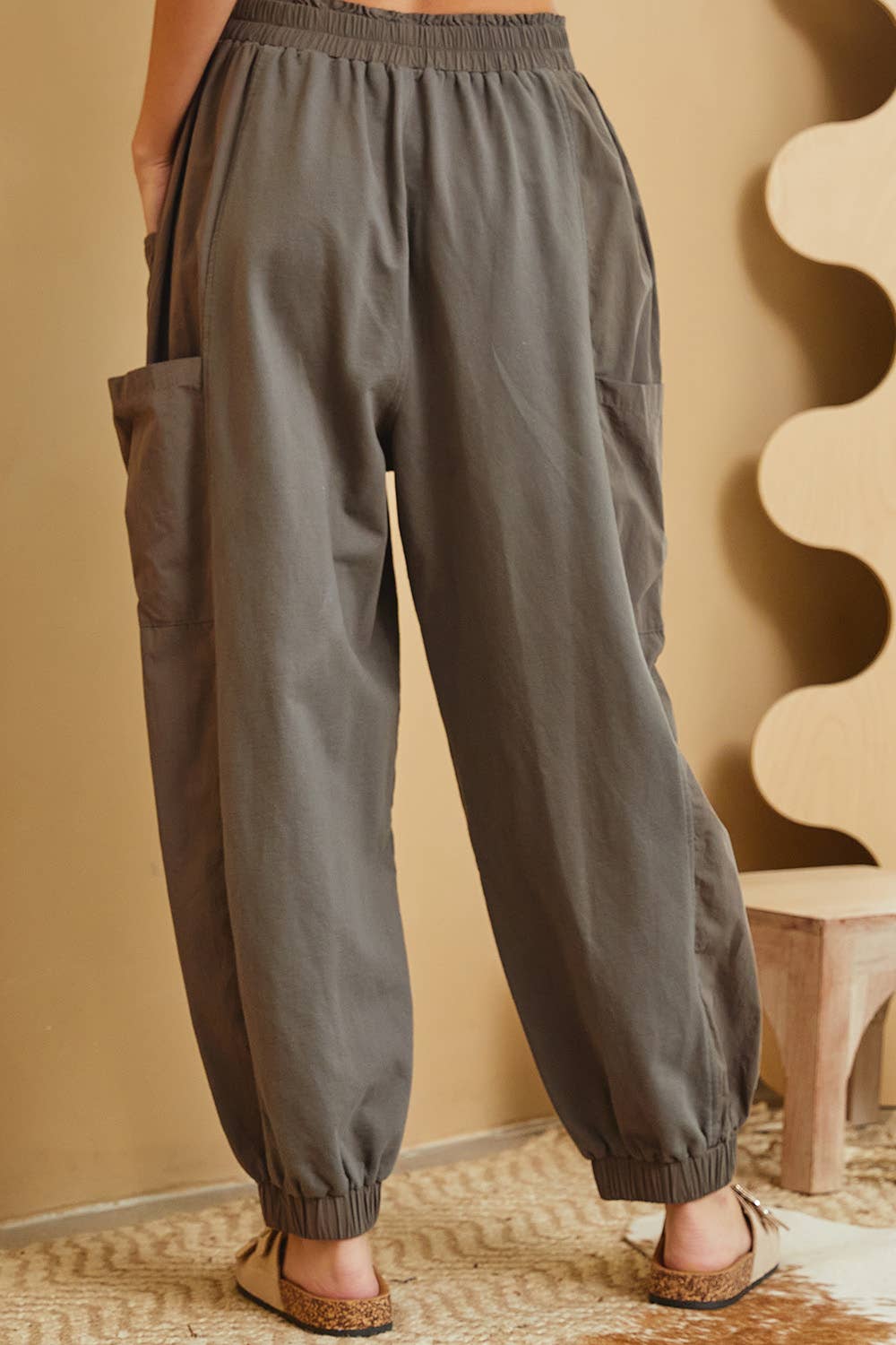 Relaxed and Comfortable Wide-Leg Hammered Joggers: Coffee
