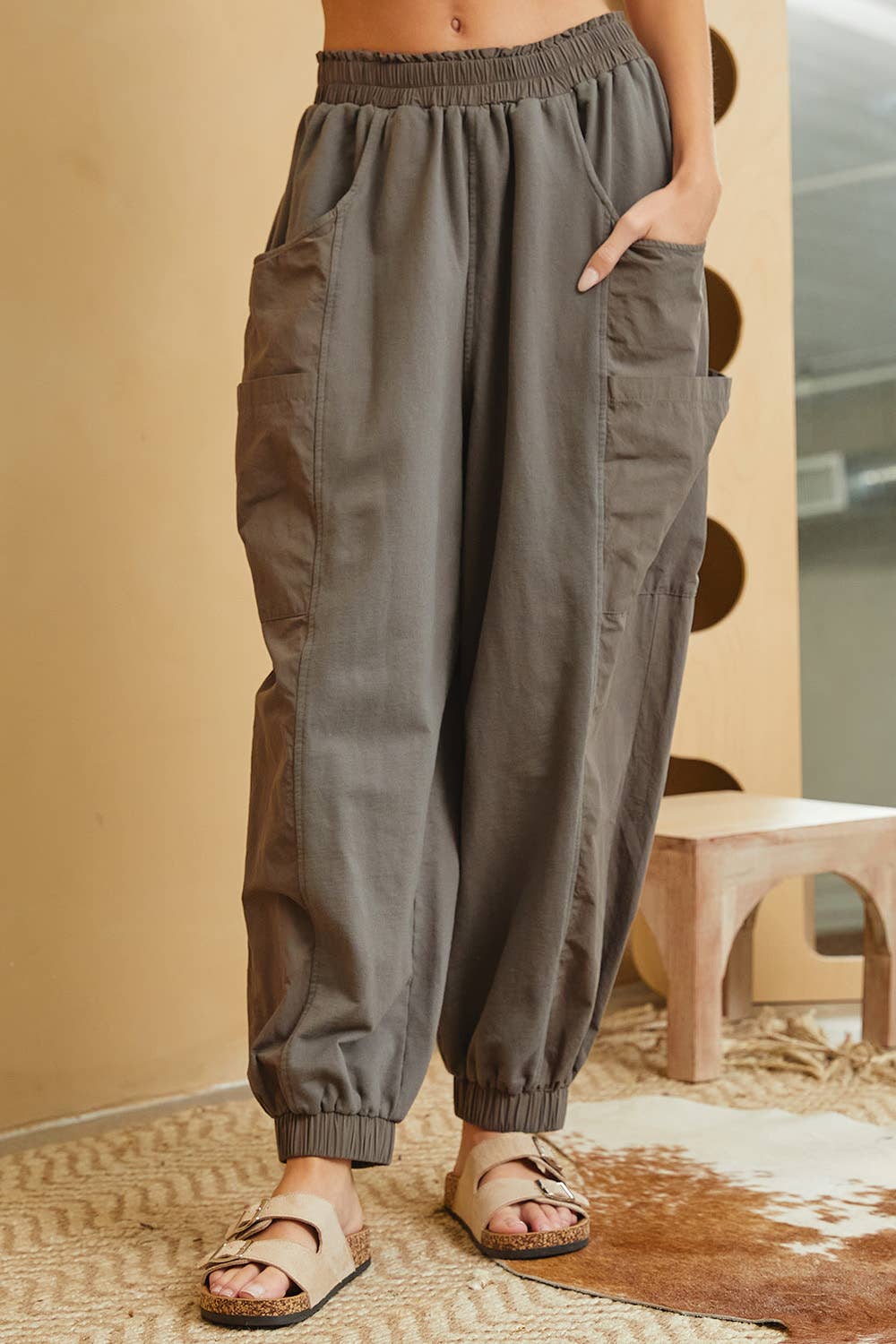 Relaxed and Comfortable Wide-Leg Hammered Joggers: Coffee