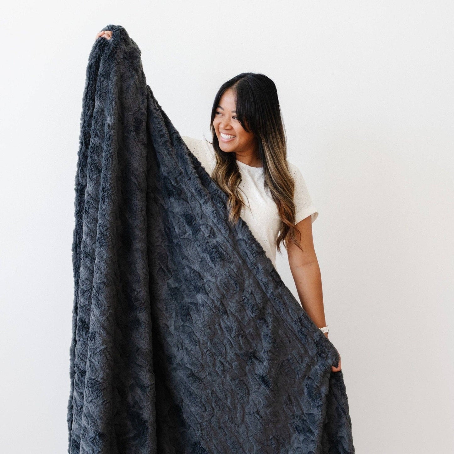 PATTERNED FAUX FUR THROW BLANKETS: Buff - Market 12