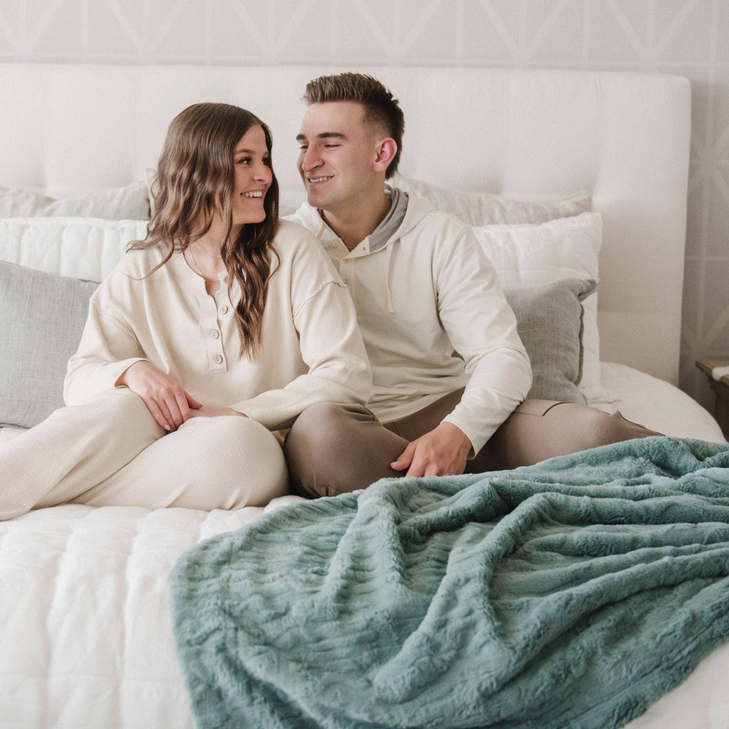 PATTERNED FAUX FUR THROW BLANKETS: Buff - Market 12