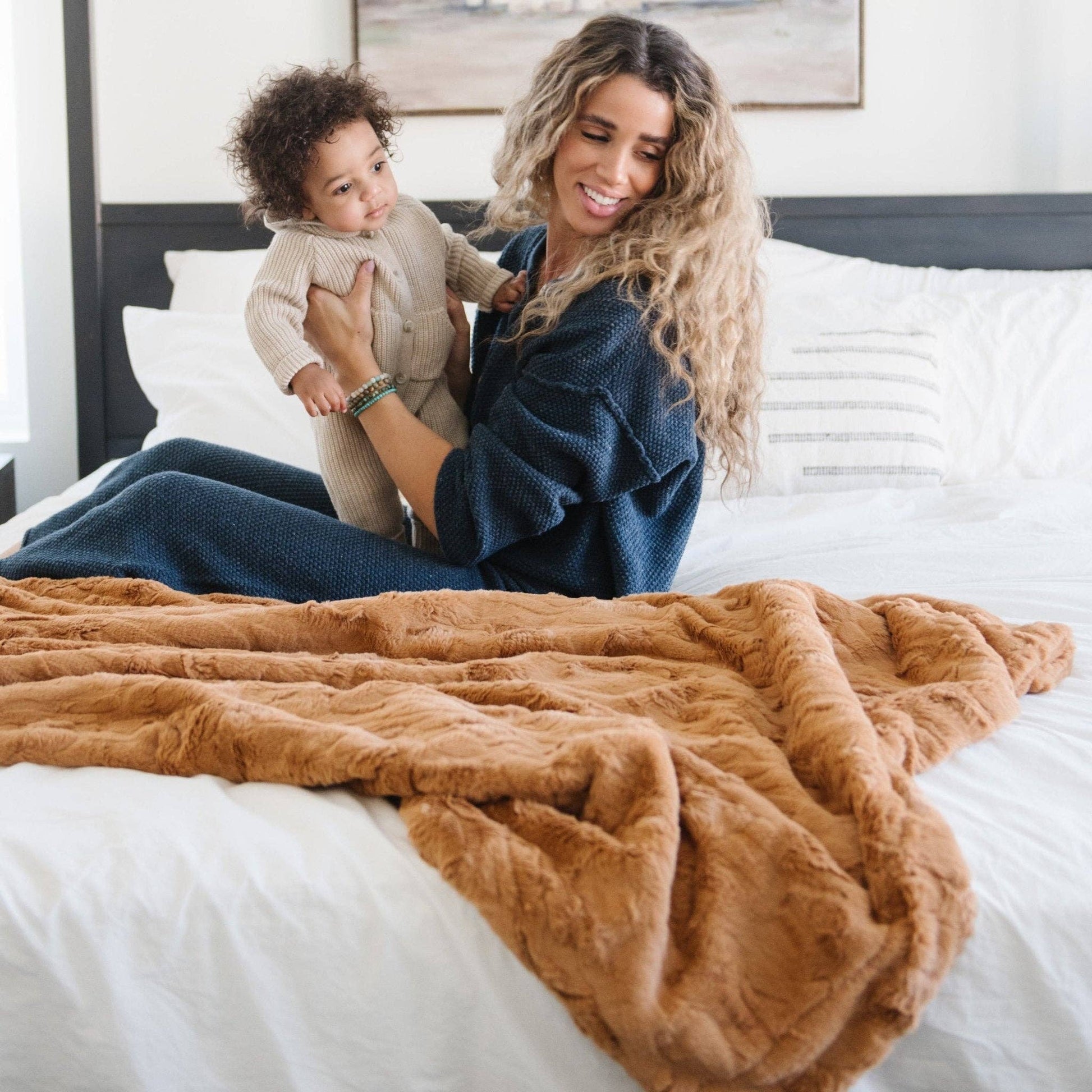 PATTERNED FAUX FUR THROW BLANKETS: Buff - Market 12