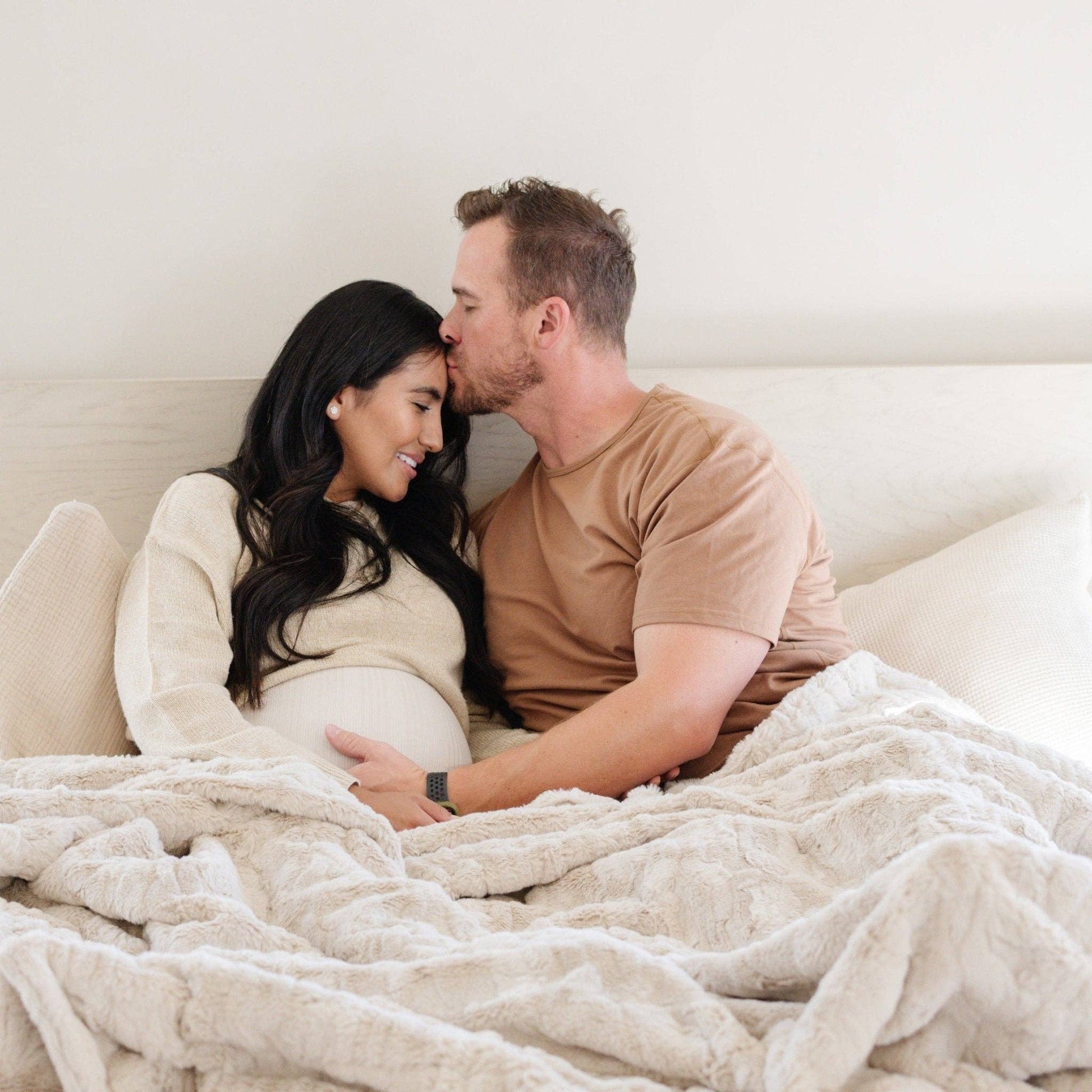 PATTERNED FAUX FUR THROW BLANKETS: Buff - Market 12