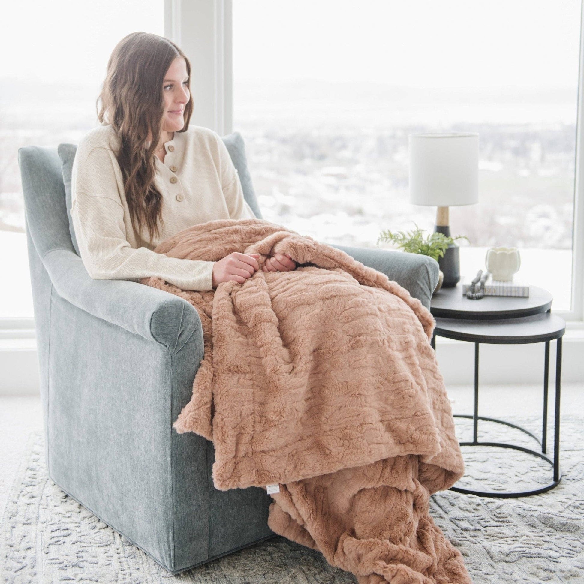 PATTERNED FAUX FUR THROW BLANKETS: Buff - Market 12