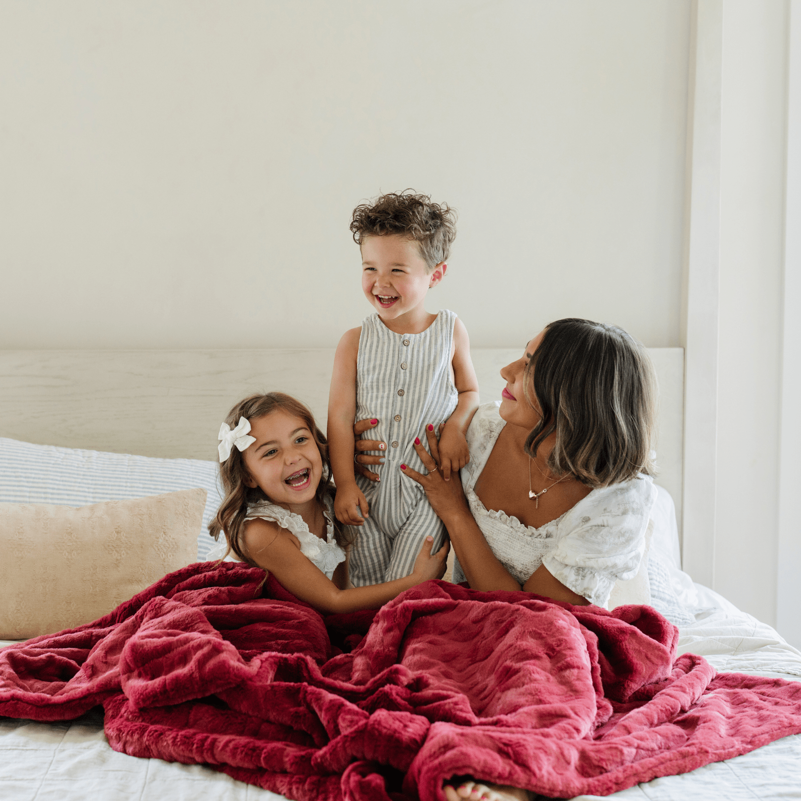 PATTERNED FAUX FUR THROW BLANKETS: Buff - Market 12