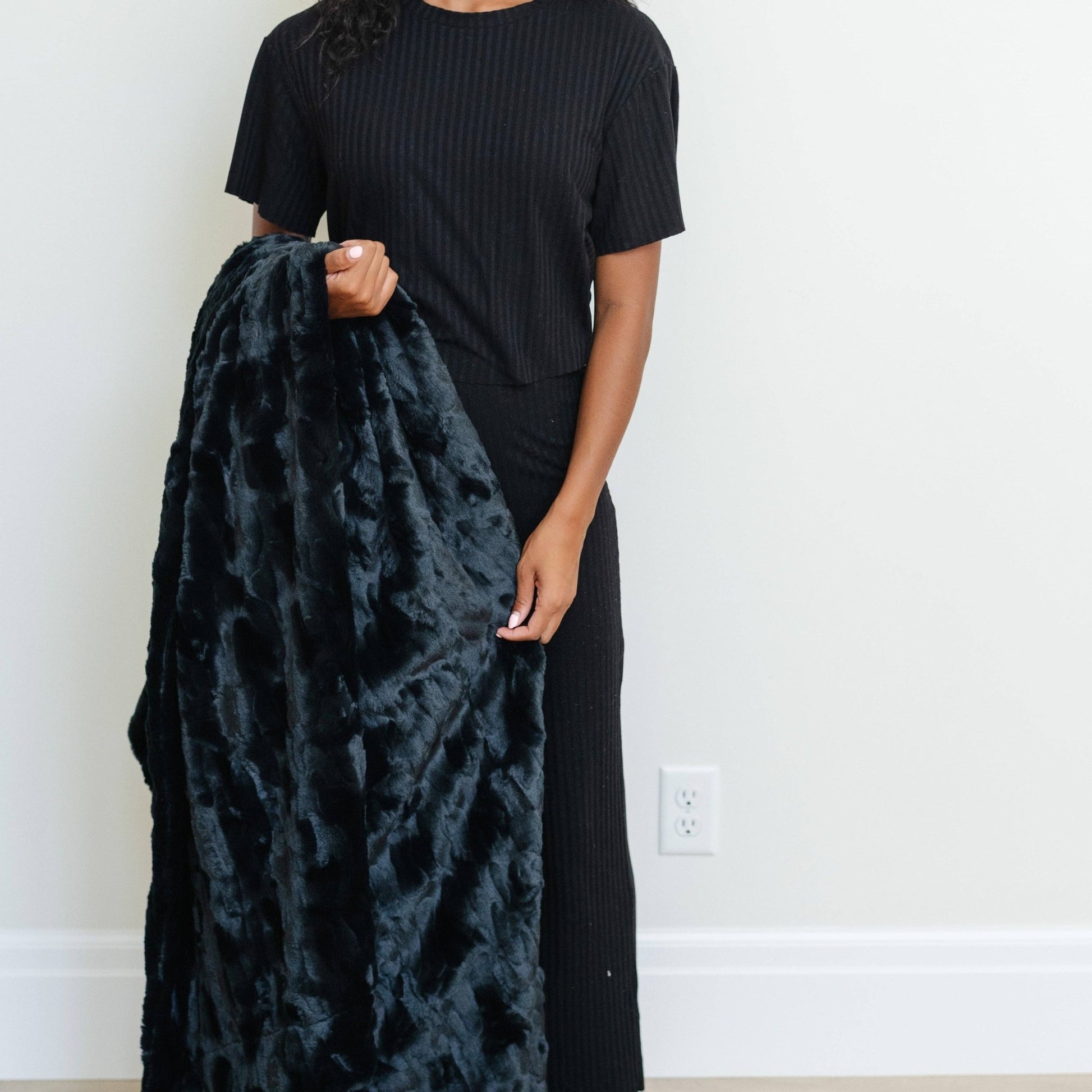 PATTERNED FAUX FUR THROW BLANKETS: Buff - Market 12