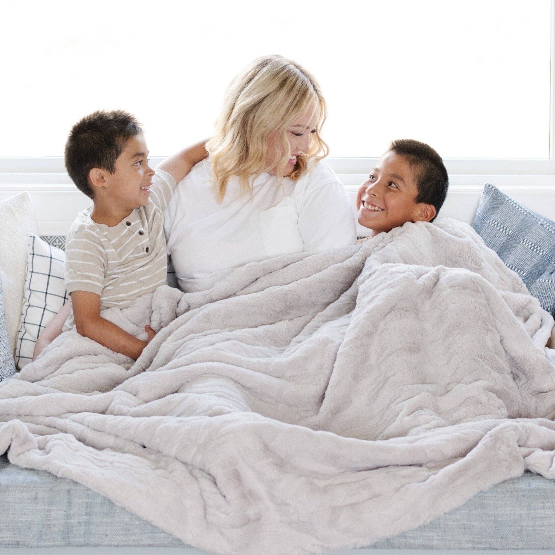 PATTERNED FAUX FUR THROW BLANKETS: Buff - Market 12