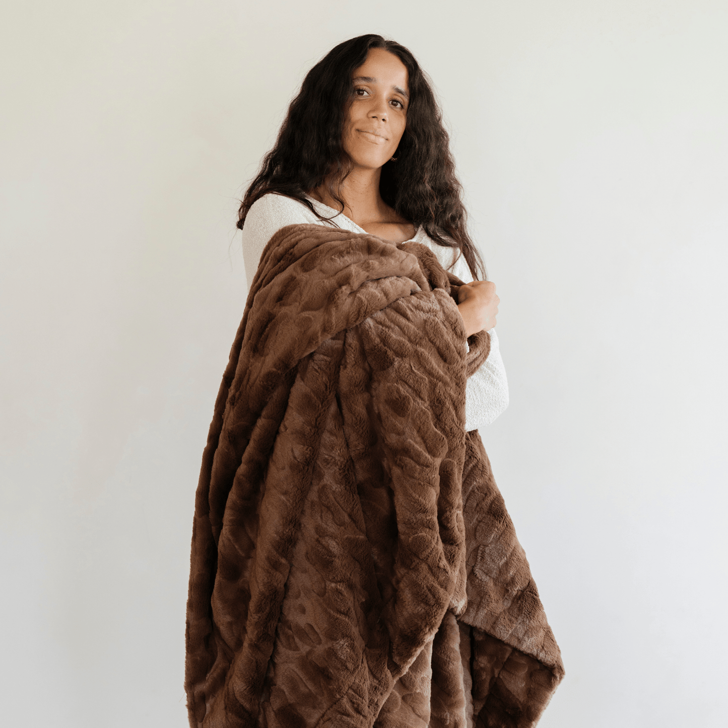 PATTERNED FAUX FUR THROW BLANKETS: Buff - Market 12