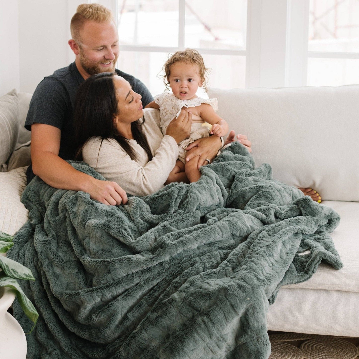 PATTERNED FAUX FUR THROW BLANKETS: Buff - Market 12