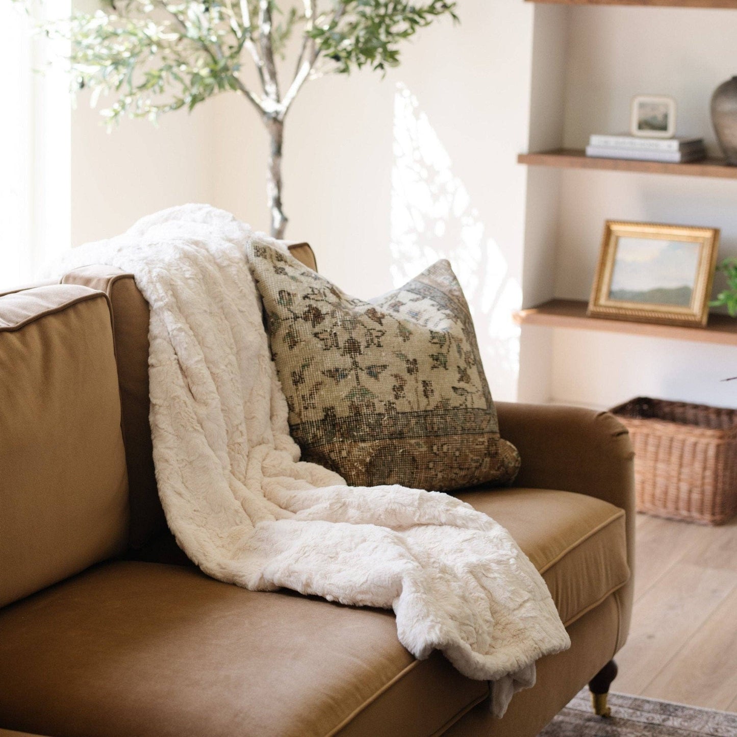 PATTERNED FAUX FUR THROW BLANKETS: Buff - Market 12