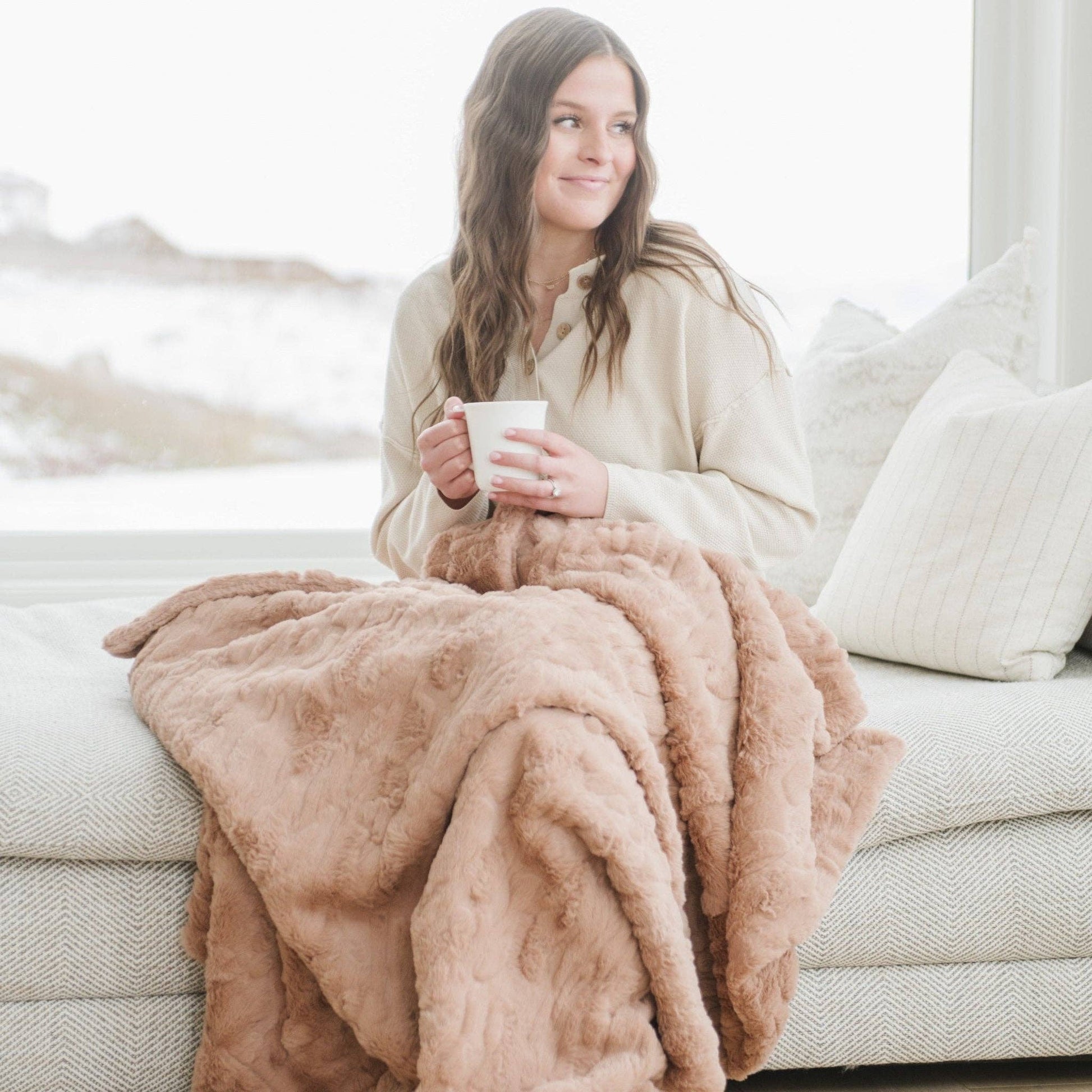 PATTERNED FAUX FUR THROW BLANKETS: Buff - Market 12
