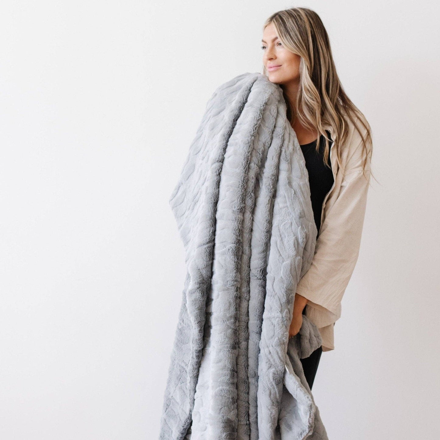 PATTERNED FAUX FUR THROW BLANKETS: Buff - Market 12