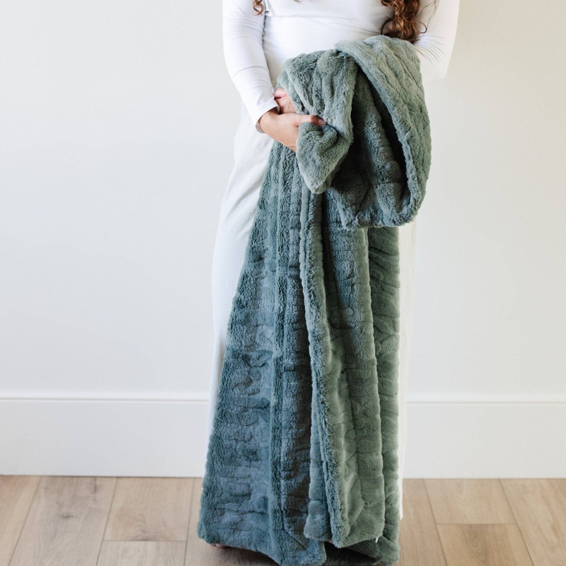 PATTERNED FAUX FUR THROW BLANKETS: Buff - Market 12