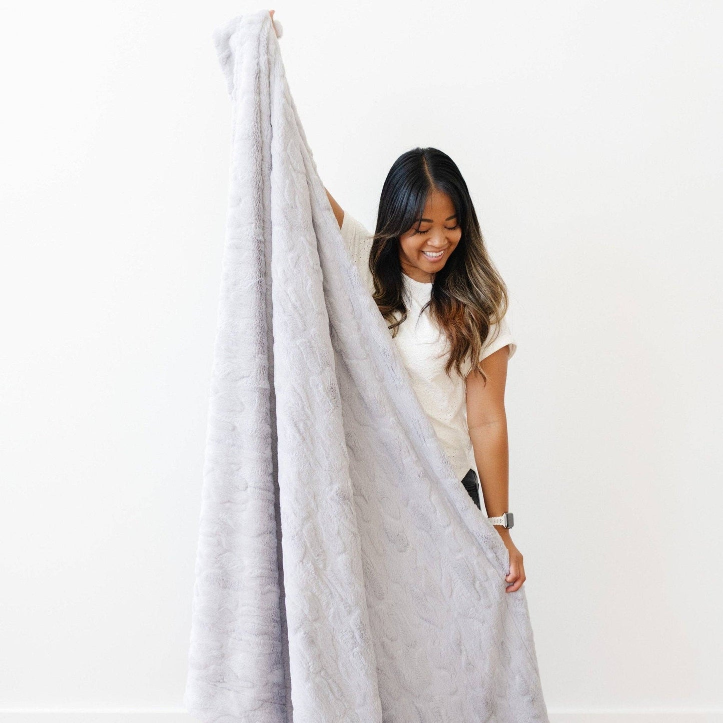 PATTERNED FAUX FUR THROW BLANKETS: Buff - Market 12