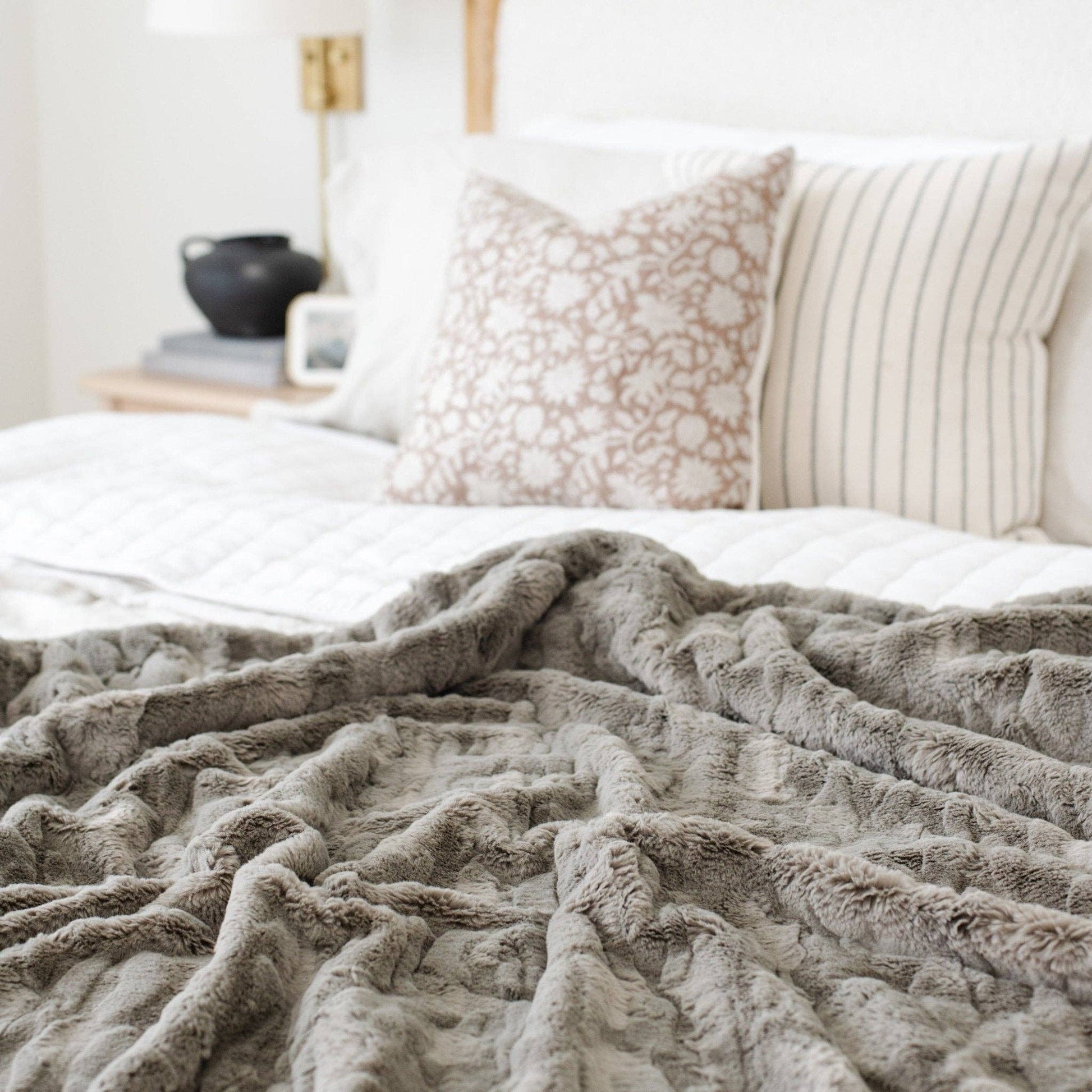 PATTERNED FAUX FUR THROW BLANKETS: Buff - Market 12