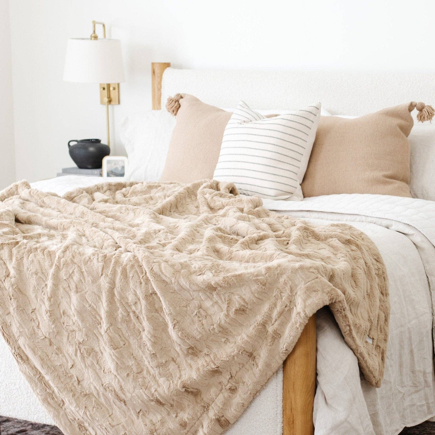 PATTERNED FAUX FUR THROW BLANKETS: Buff - Market 12