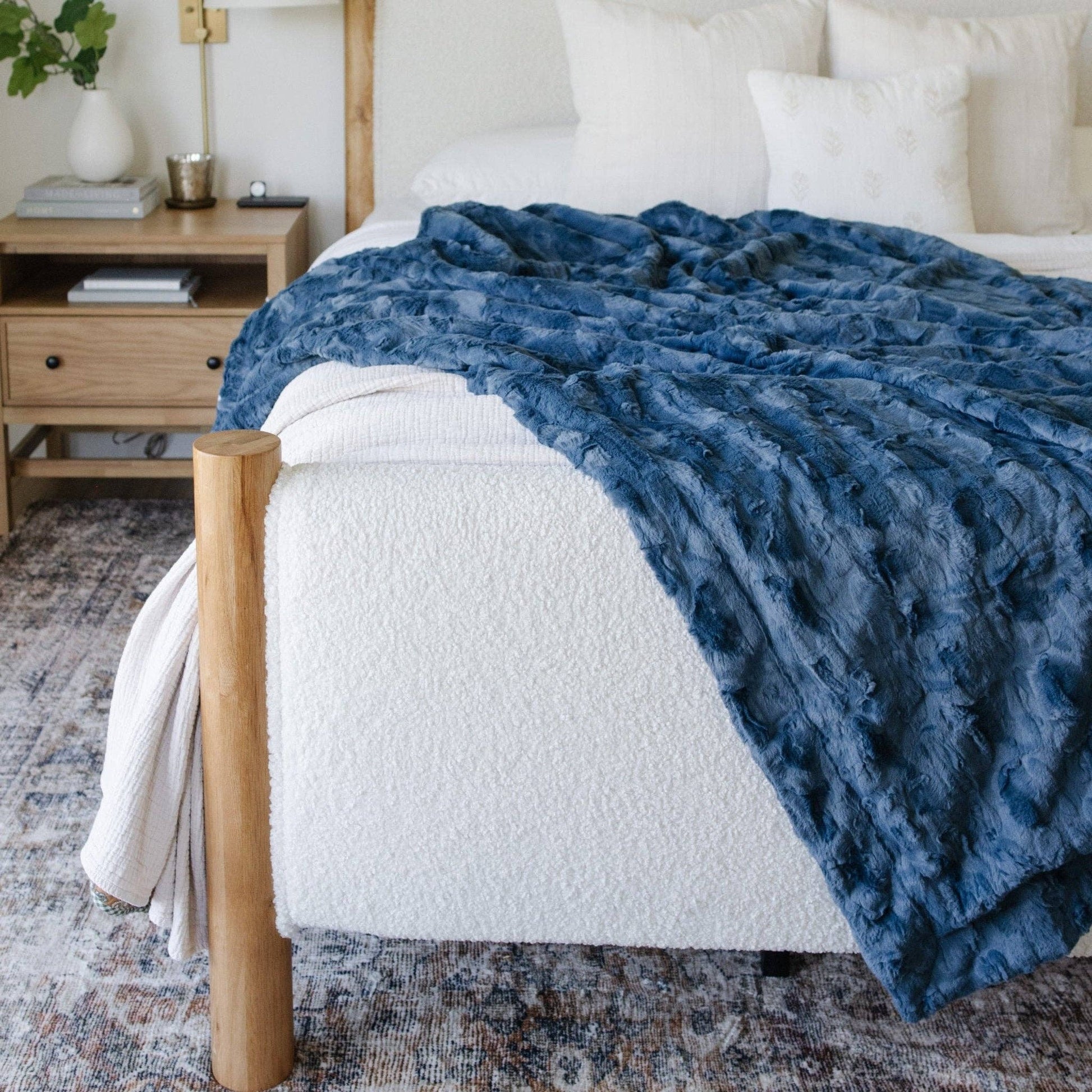 PATTERNED FAUX FUR THROW BLANKETS: Buff - Market 12