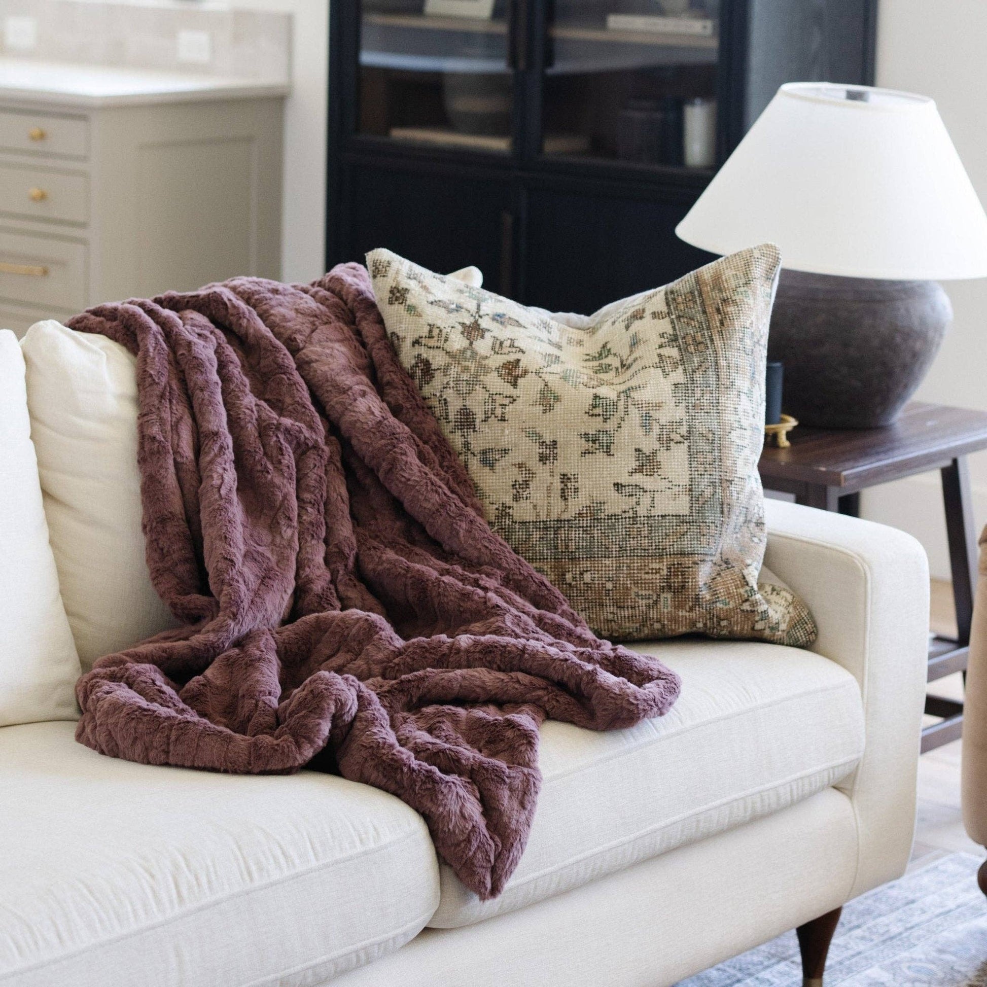 PATTERNED FAUX FUR THROW BLANKETS: Buff - Market 12