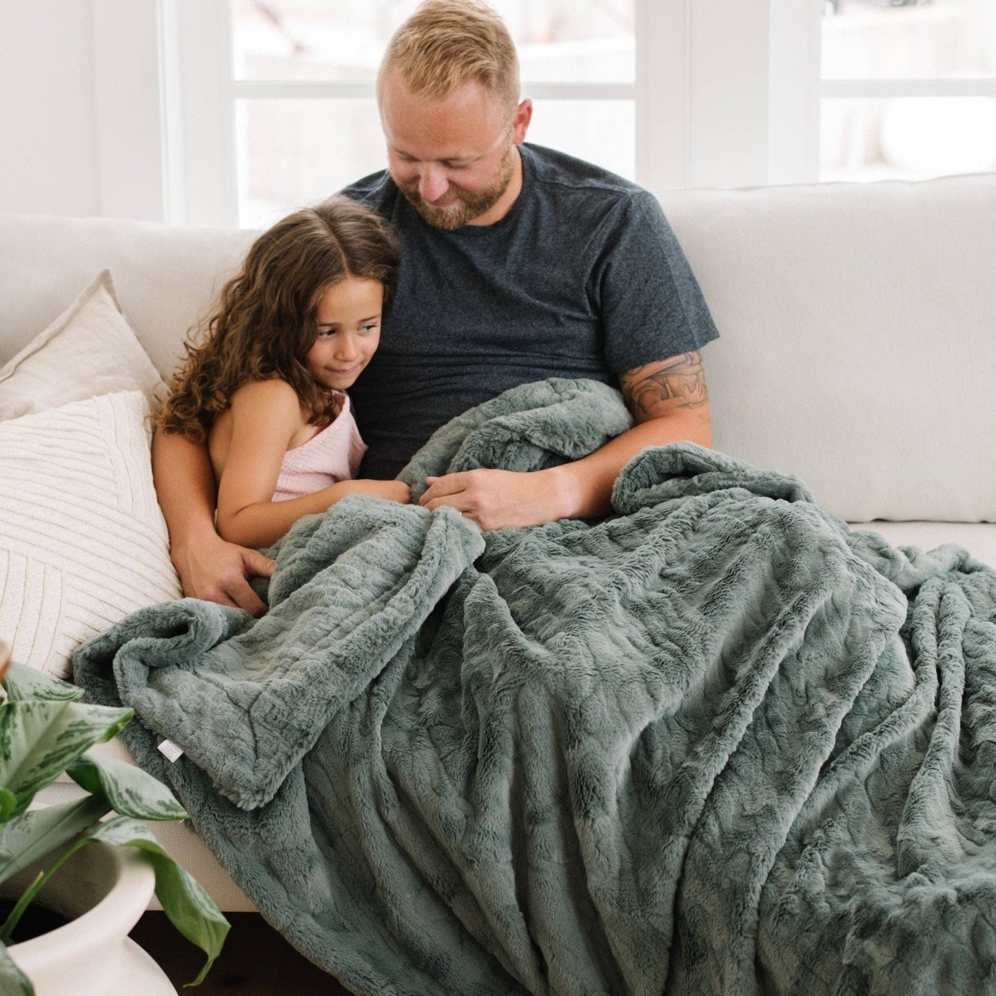 PATTERNED FAUX FUR THROW BLANKETS: Buff - Market 12